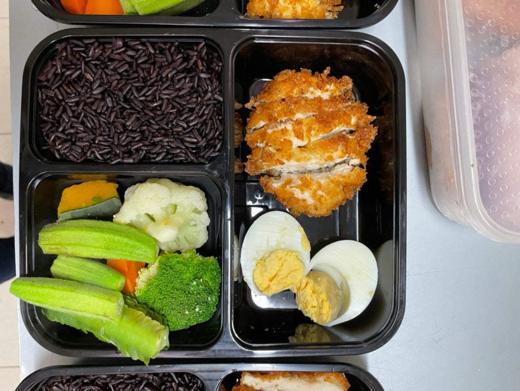 Riceberry Rice with Chilly Paste and Fried Chicken